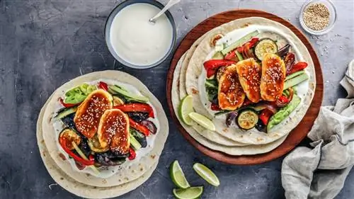 Фахитас с сыром халлуми и соусом терияки