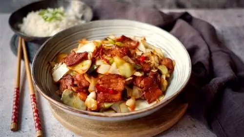 Свиная грудинка с пекинской капустой