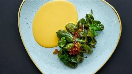 Перец падрон с чоризо и соусом из чеддера по рецепту Марека Шады