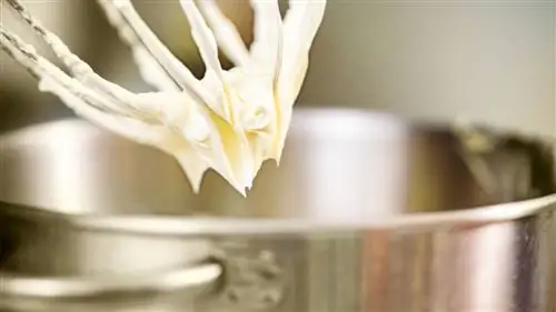 Свернувшиеся, чуть подогретые сливки можно еще раз взбить