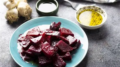 Покройте свеклу маслом, прежде чем смешивать ее с едой