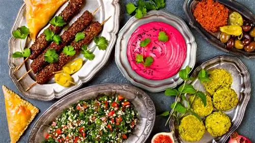 Доска обычно изобилует множеством блюд