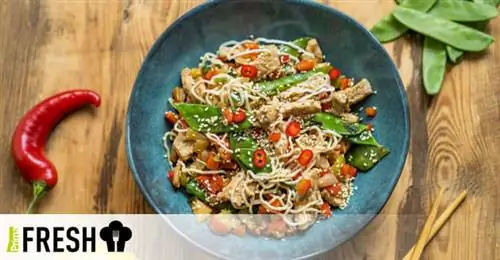 Лапша чили из коньяка с лимоном и кунжутной свининой