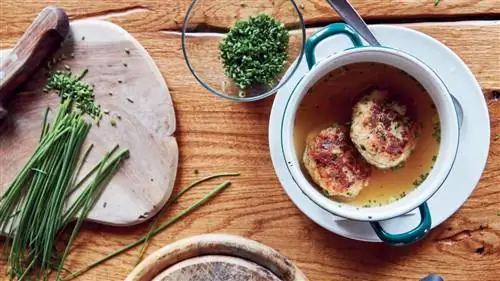 Kaspressknödel – австрийские сырные клецки в крепком говяжьем бульоне