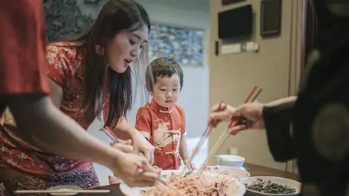 В праздники семьи собираются за вкусной едой