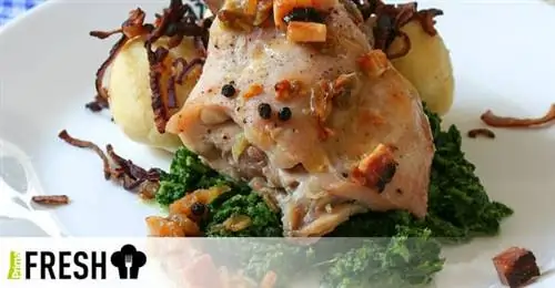 Запеченные кроличьи ножки с картофельными кнедликами и шпинатом