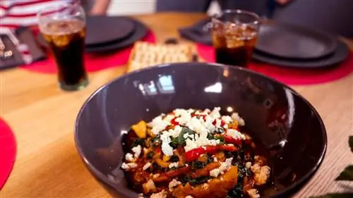 Невероятно вкусный салат из жженого перца с сыром и мятой Невероятно вкусный салат из жженого перца с сыром и мятой