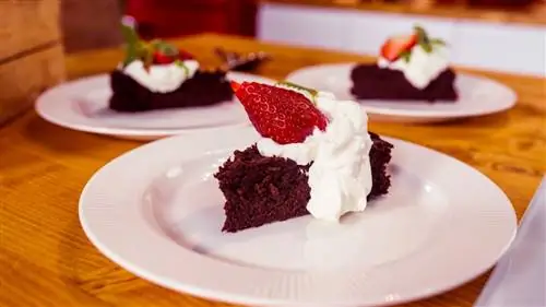Шоколадный торт с клубникой Шоколадный торт с клубникой