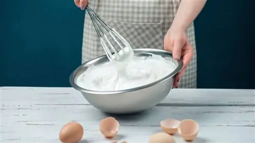 При приготовлении снега яичные белки не должны соприкасаться ни с чем жирным