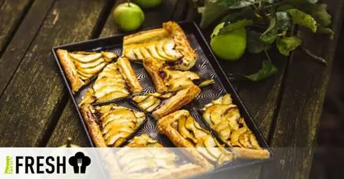 Торт из слоеного и яблочного теста с ореховой пастой и шоколадом