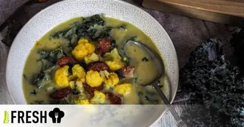 Крем-суп из цветной капусты с колбасой и кудрявыми волосами