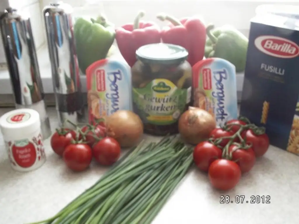 Салат с макаронами погорячее