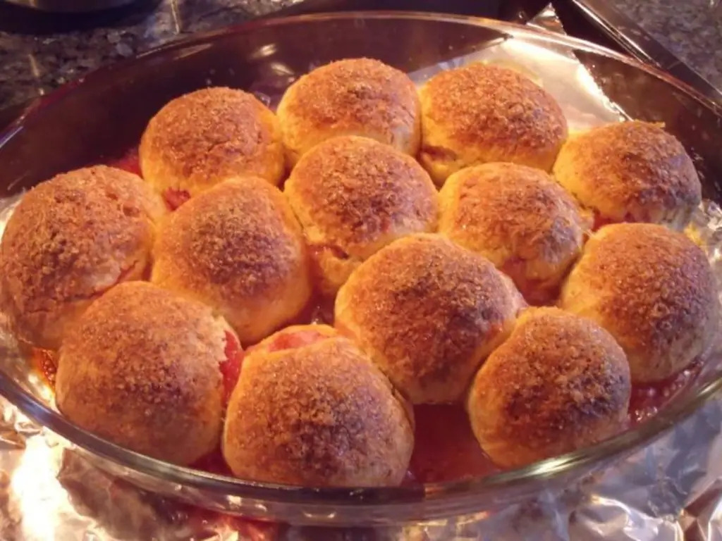 Выпечка: булочки/лапша в трубочках; десерт из дрожжевого теста; вкусно для завтрака/обеда