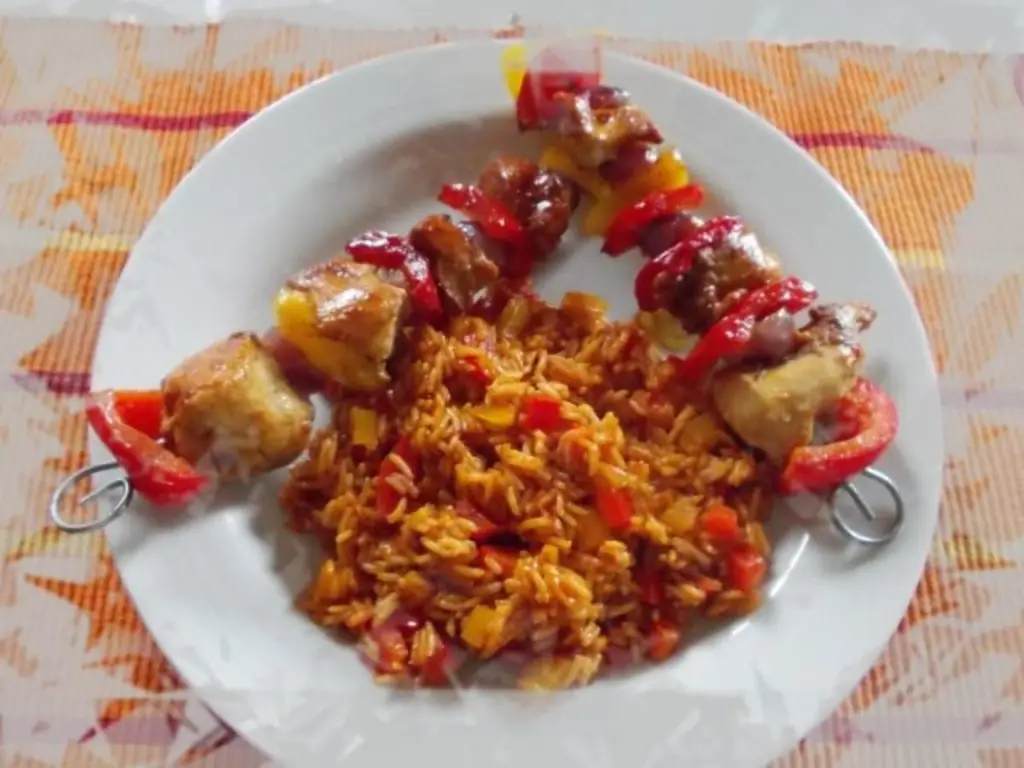 Куриные шашлычки с рисом с паприкой
