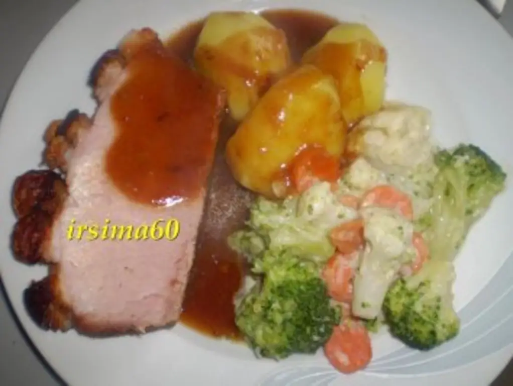Жаркое из свиной корейки со шкуркой и нарезанным дольками луком