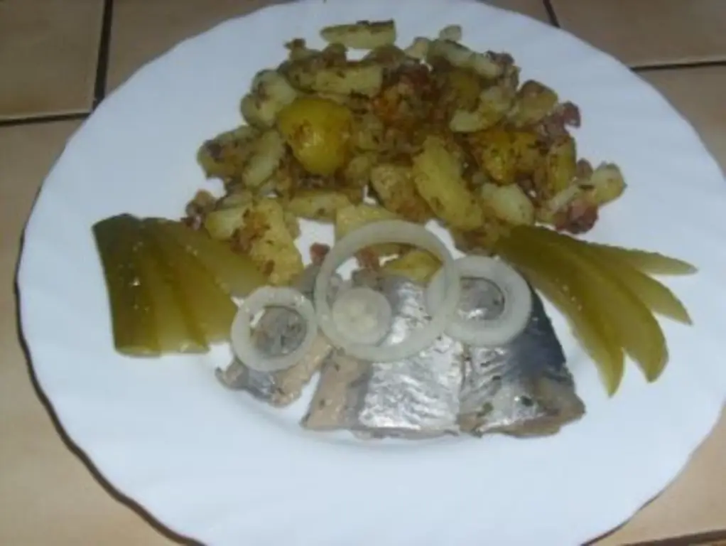 Жареный картофель с кислой малосольной сельдью