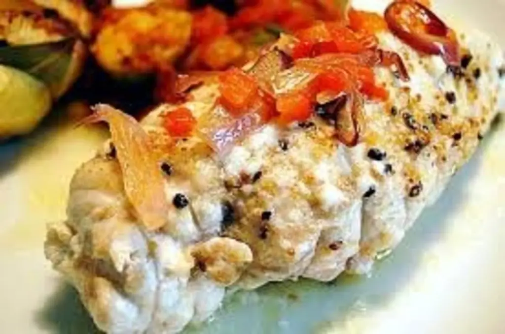 Куриная грудка фаршированная с сыром фета на салате из кабачков с картофельной запеканкой с грибами