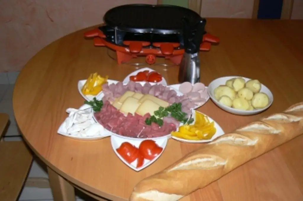 Раклет с раклет-машиной и желтым перцем