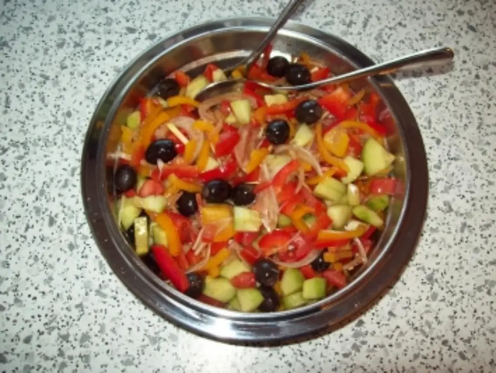 Красочный салат с оливками