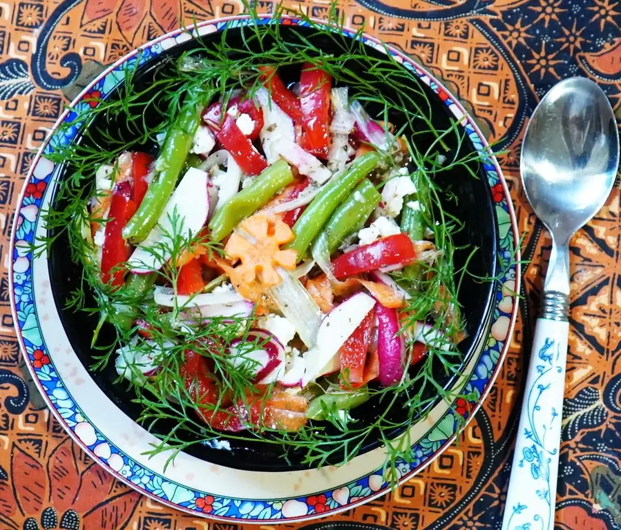 Красочный салат из фасоли с укропом