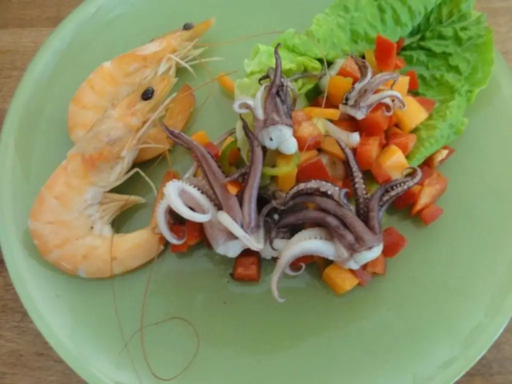 Салат из кальмаров с кальмарами и зеленым луком