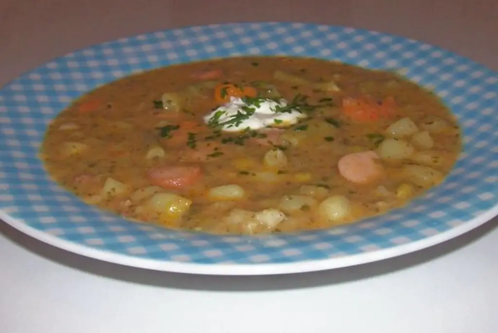 Красочное овощное рагу с колбасой и беконом