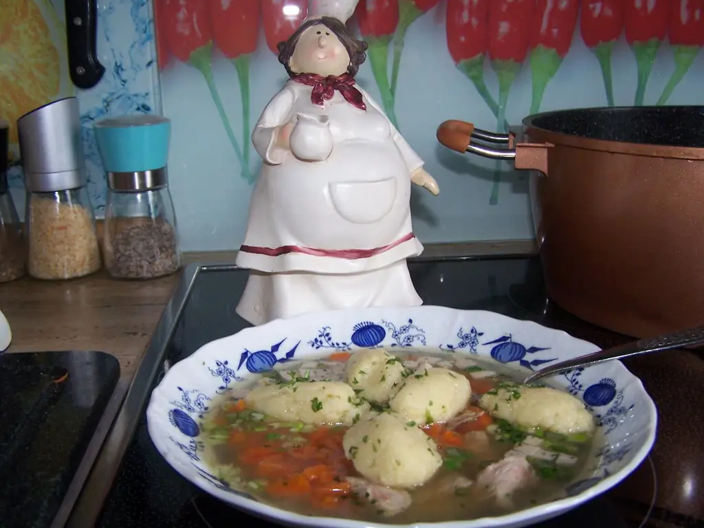 Куриный бульон с манными клецками