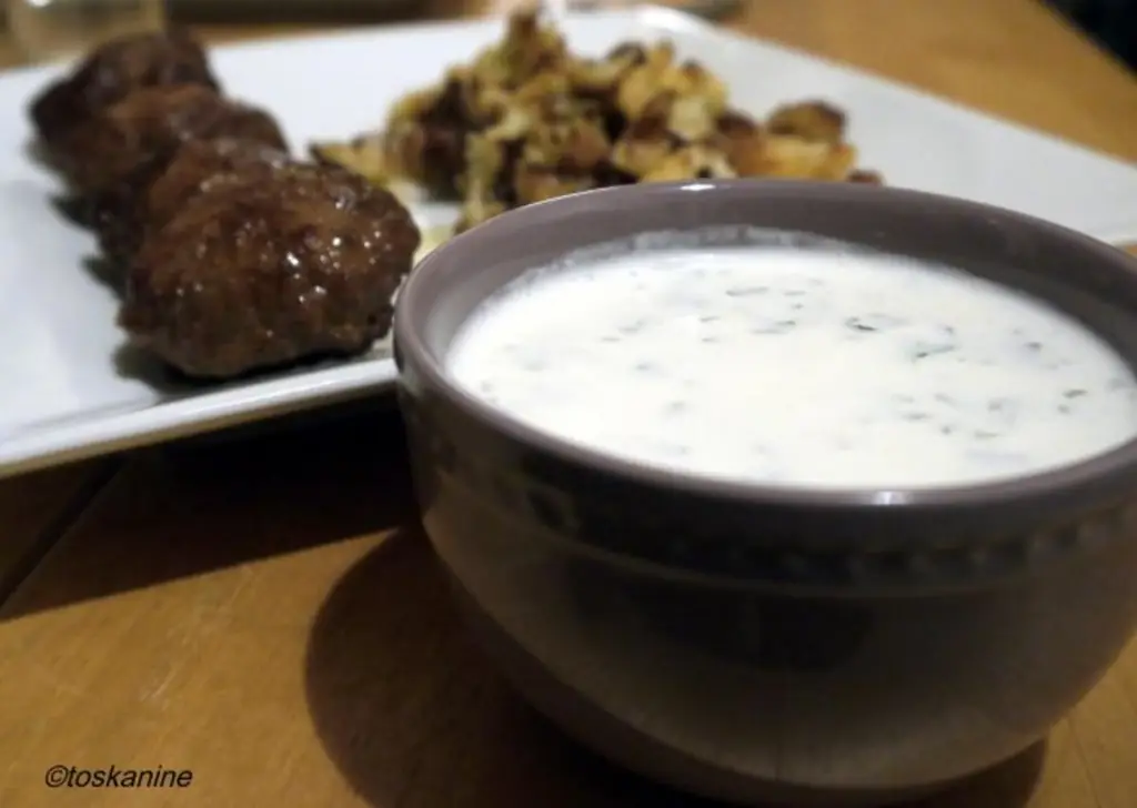 Мясные чипсы с жареной цветной капустой и мятой