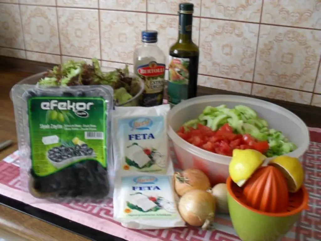 Фермерский салат с фетой и оливками