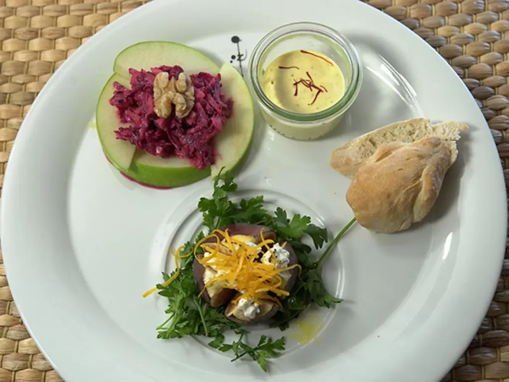Запеченный инжир с козьим сыром, апельсином и ветчиной Серрано, красный