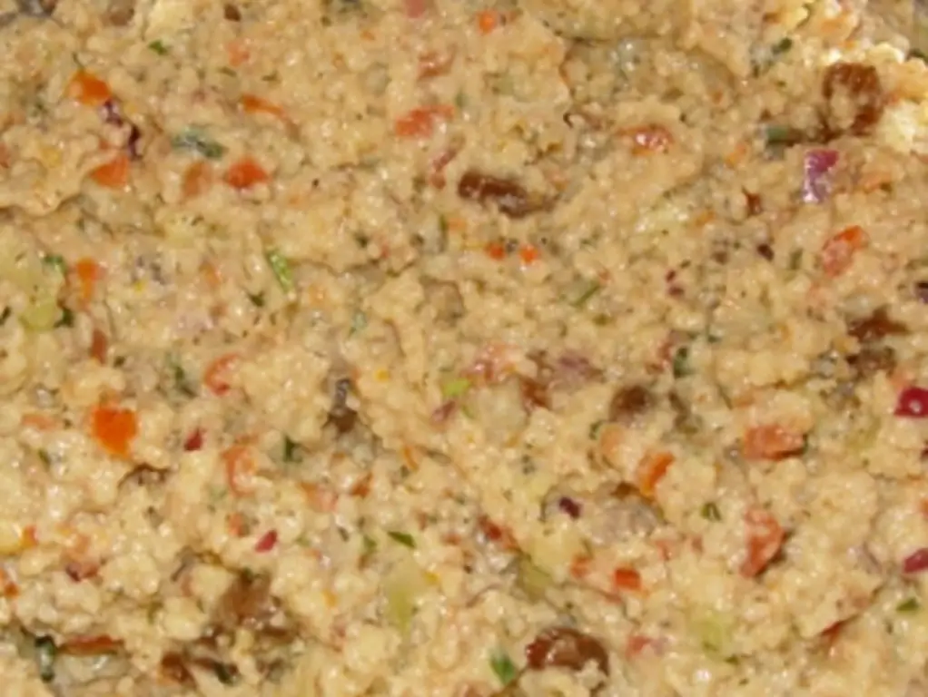 Салат из булгура с корицей и мятным соусом