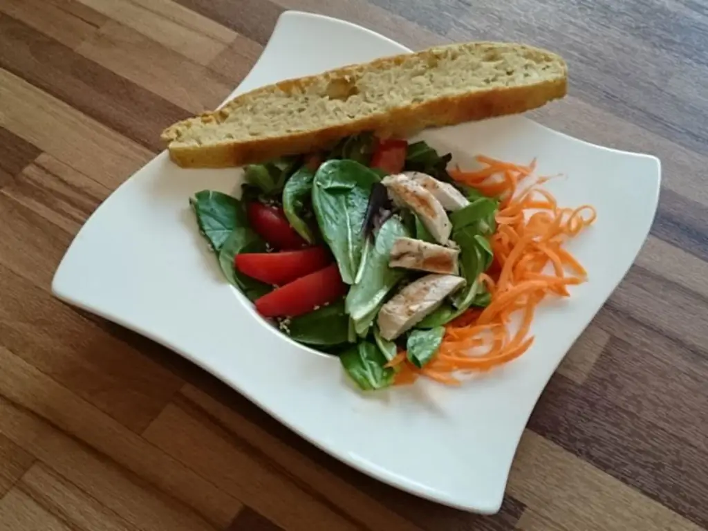 Салат с куриной грудкой на сое