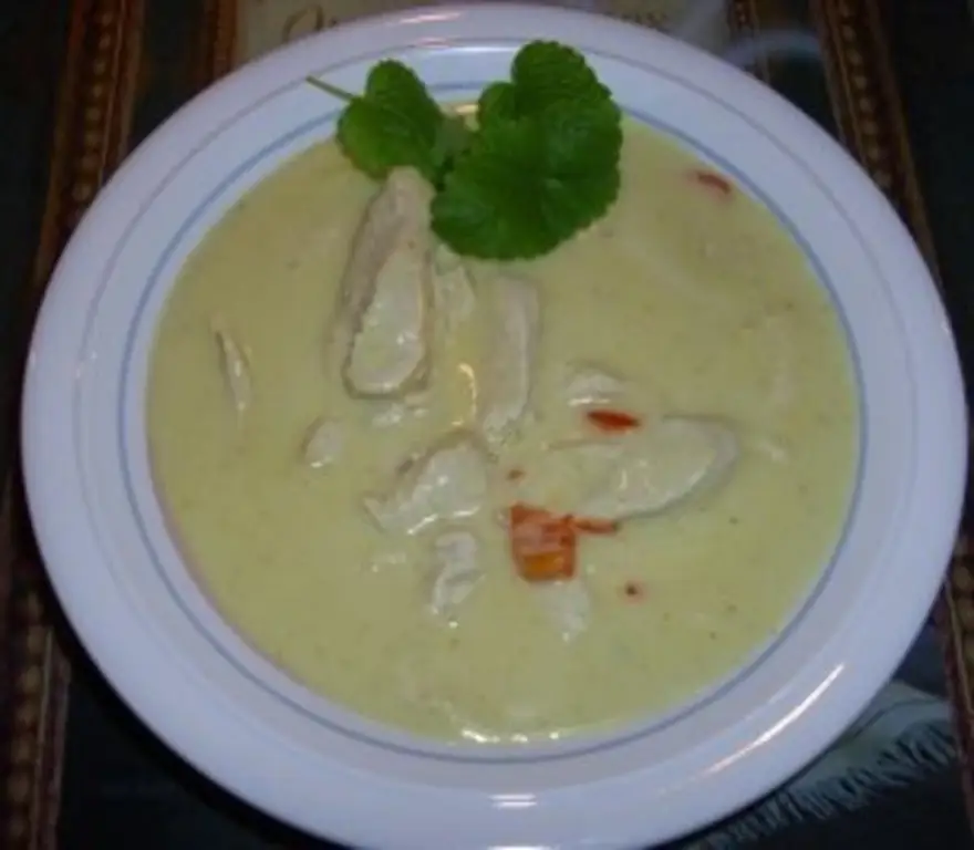 Кокосовый суп с курицей и мятой
