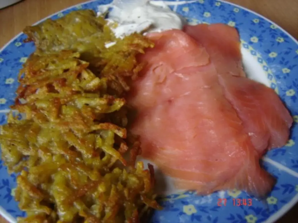 Простые оладьи с копченым лососем и кремом из хрена