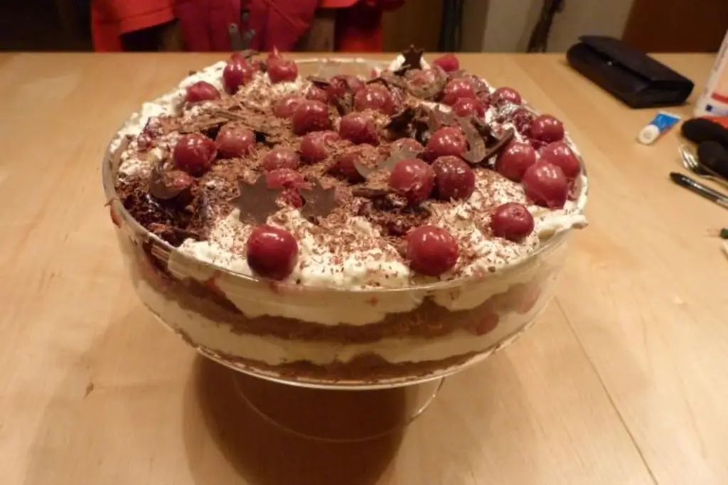 Черный лес с разницей и в стакане