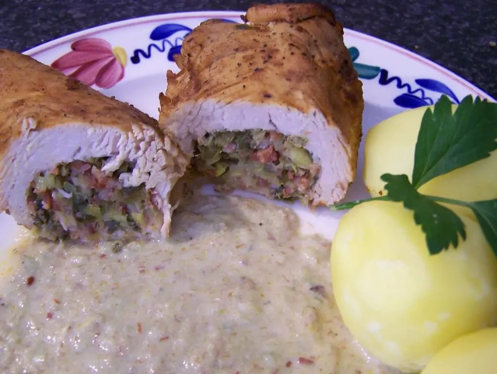 Фаршированное куриное филе в соусе из лука-порея и бекона