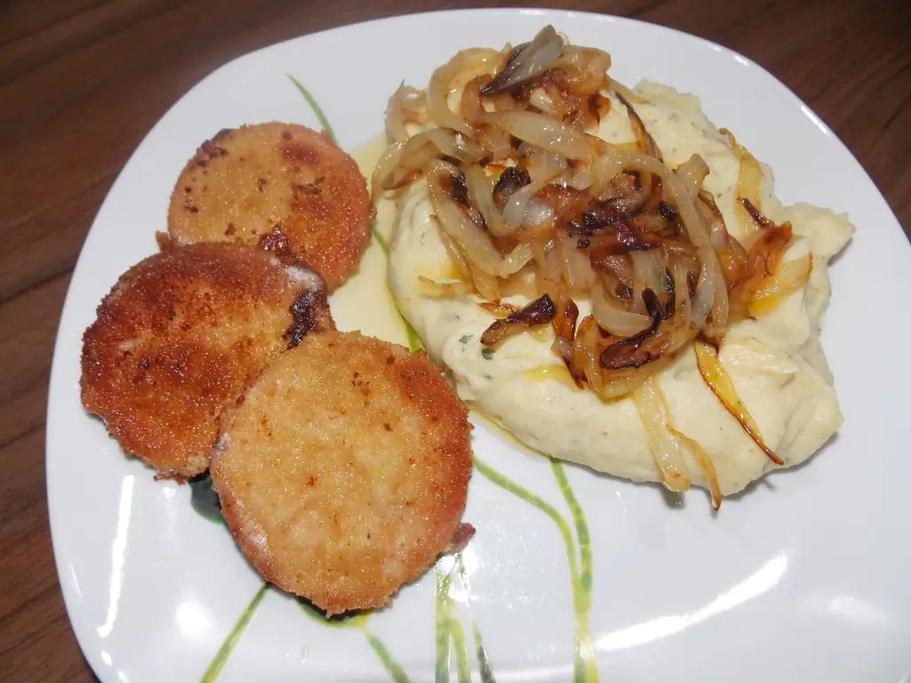 Егершницель с картофельным пюре и жареным луком