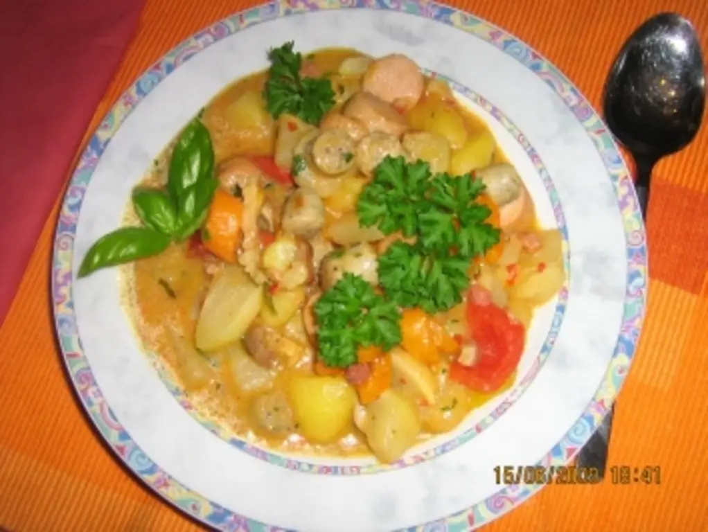 Тяжелая фермерская кастрюля с сосисками