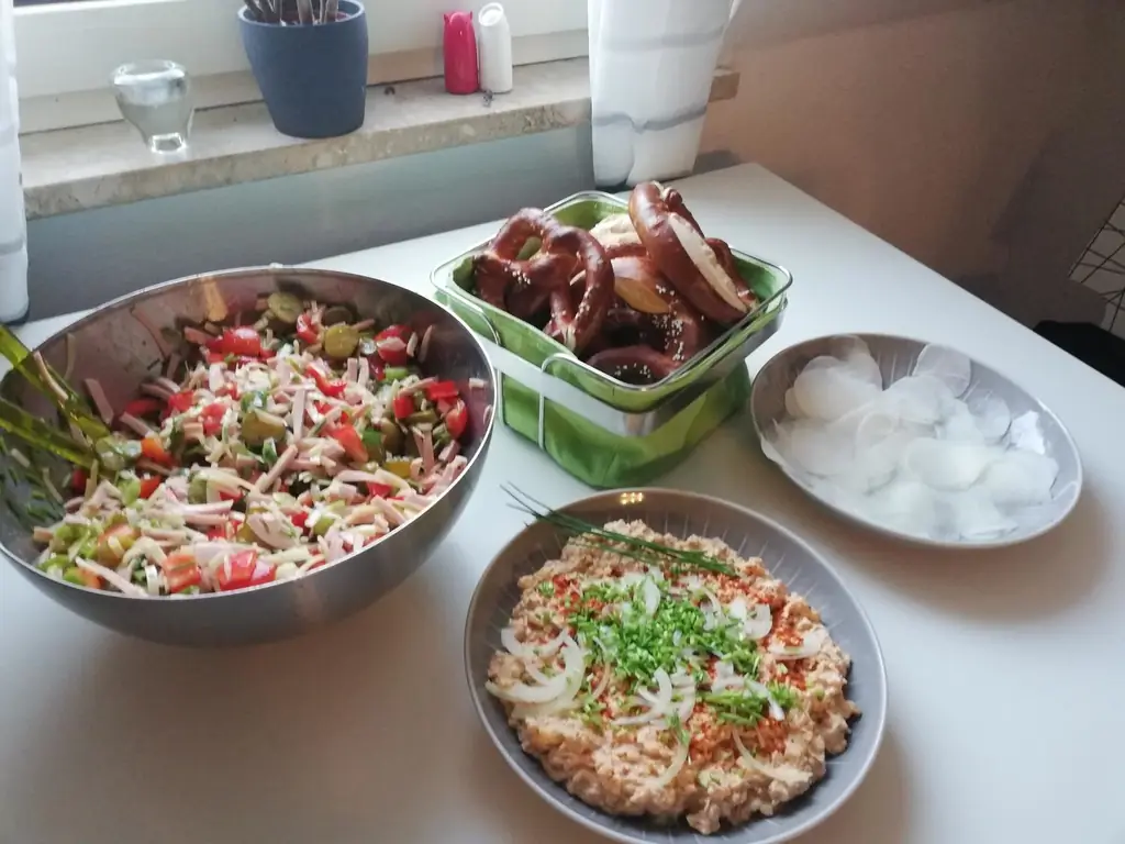Салат с колбасой а-ля Крис