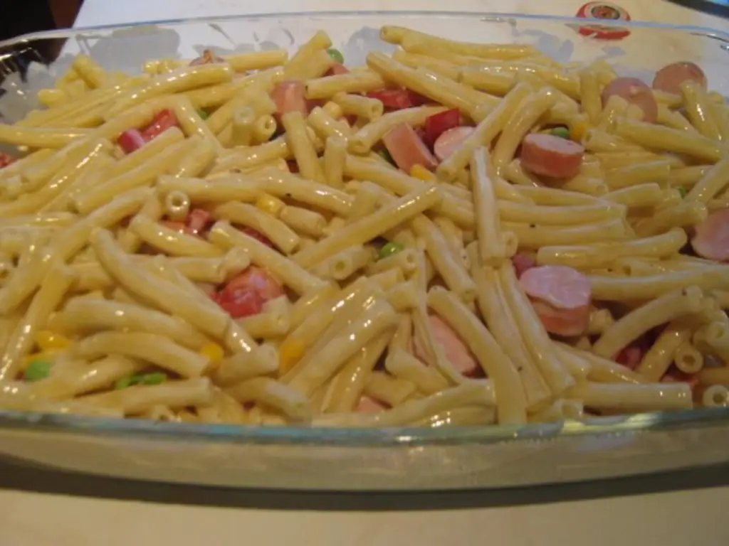 Красочная запеканка из макарон с сосисками