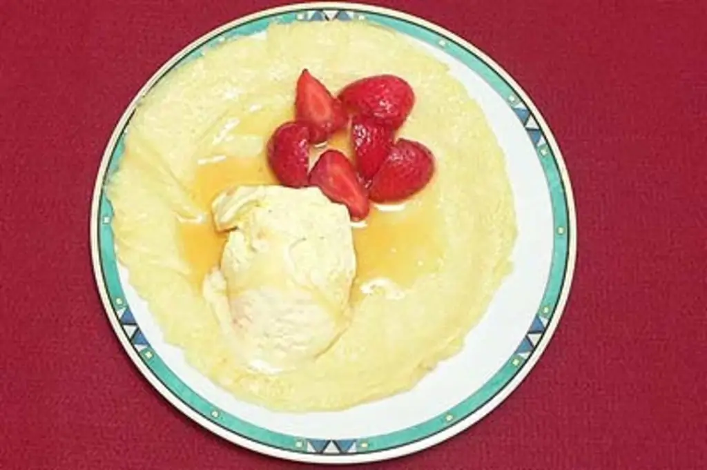 Блинчики с клубникой, ванильным мороженым и кленовым сиропом