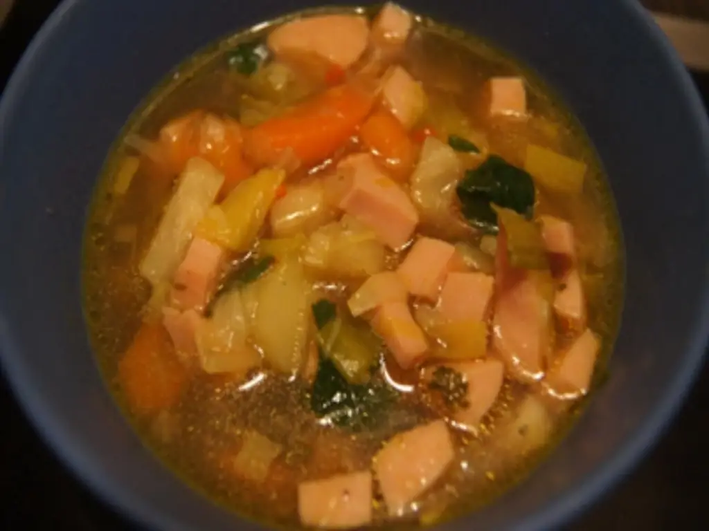 Овощное рагу с мясными сосисками