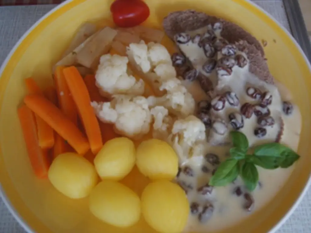 Тафельшпиц с бульонными овощами и соусом из хрена