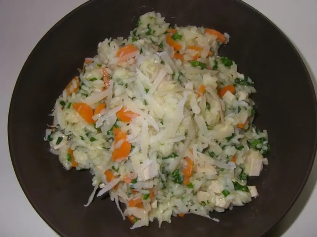 Ризотто с черным чесноком, куриной грудкой и морковью
