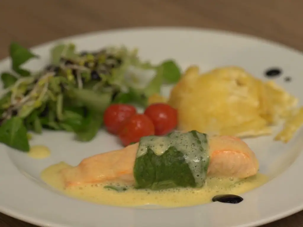 Каннеллони из лосося с луком-пореем, картофельным гратеном и сабайоном из шампанского