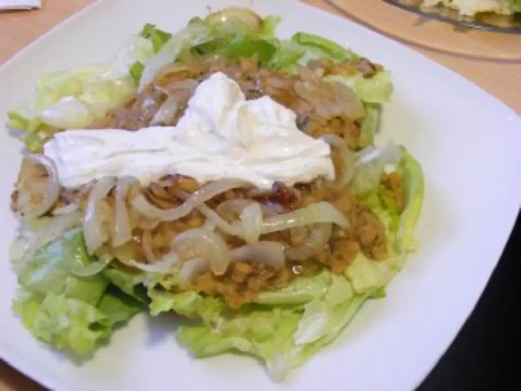Теплый салат из чечевицы с козьим сыром