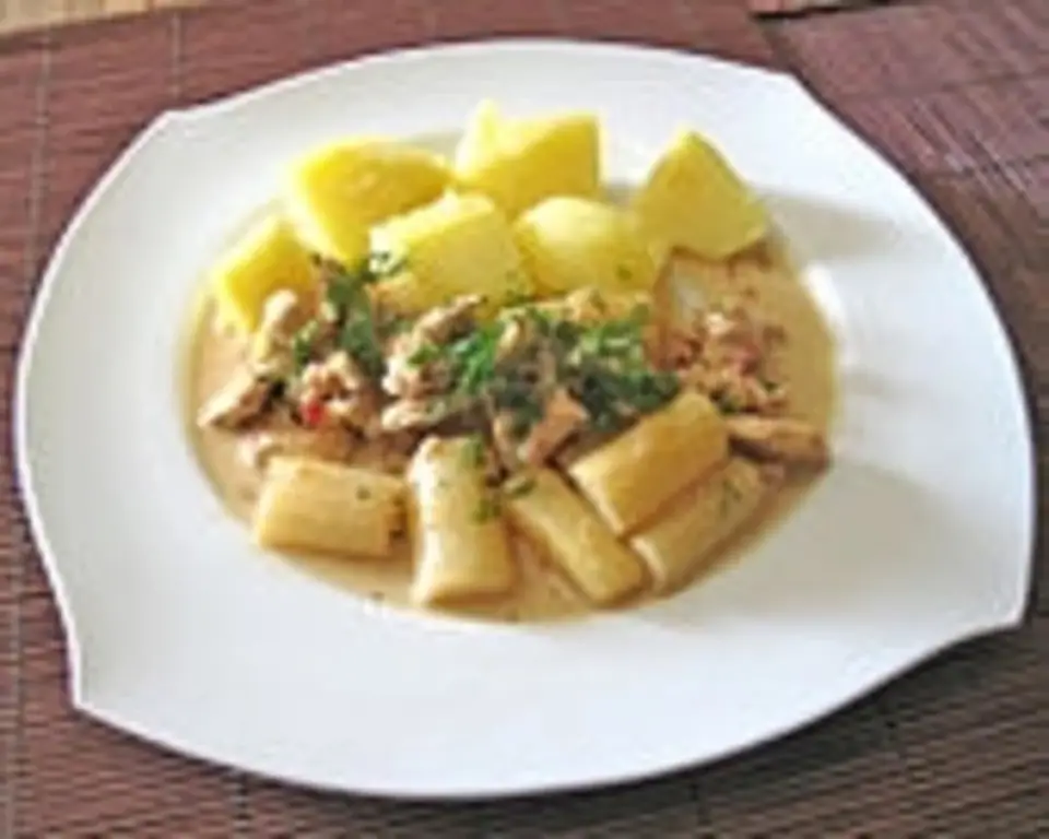 Ломтики индейки со спаржей и беконом