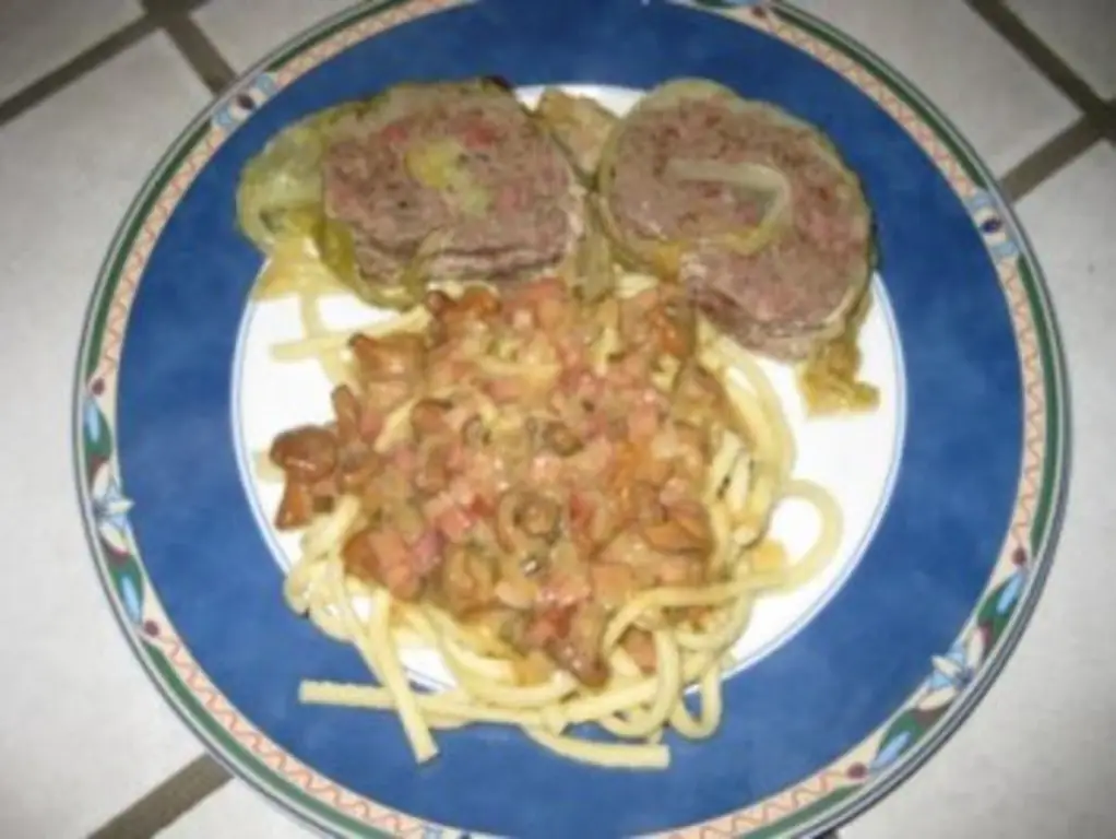 Штрудель из савойской капусты, смешанный с савойской капустой и мясным фаршем