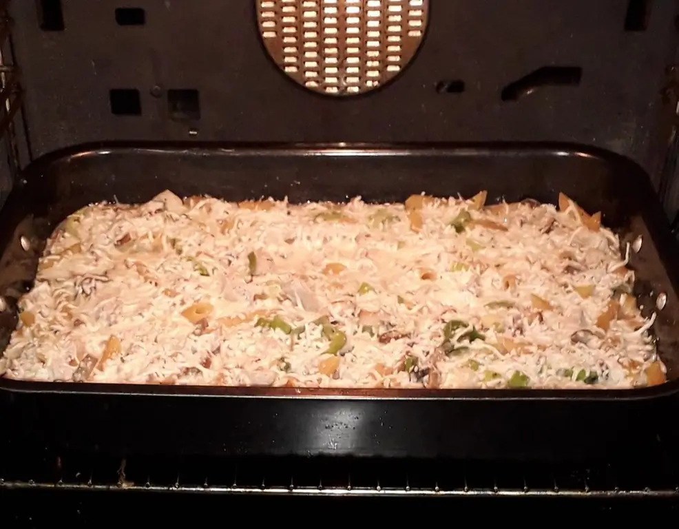 Запеканка из макарон с индейкой, грибами и луком-пореем