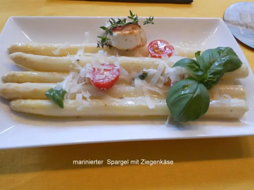 Маринованная спаржа с козьим сыром
